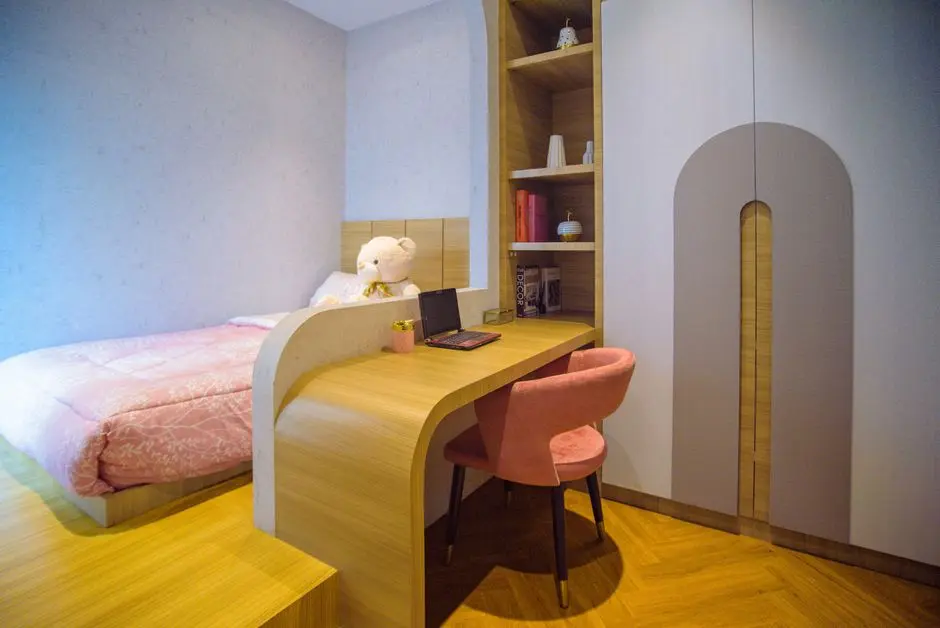 Kamar kos kampus dengan meja belajar dan tempat tidur rapi